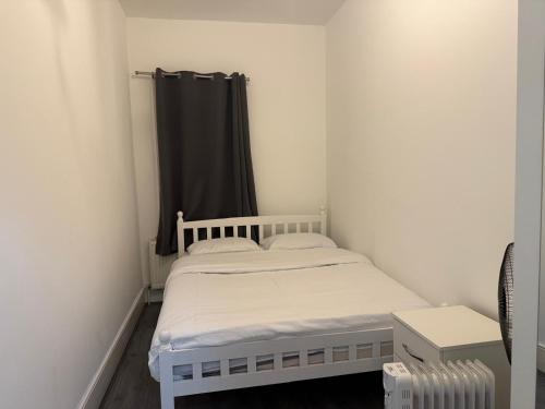 Een bed of bedden in een kamer bij Rayan's Lodge Stratford London by OYO