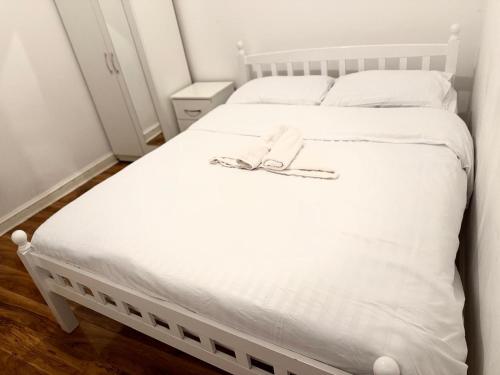 Een bed of bedden in een kamer bij Rayan's Lodge Stratford London by OYO