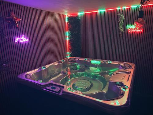 Homely Stay Sauna, Jacuzzi and Free Parking