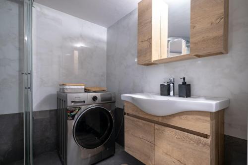 Central Nea Smyrni 2BR Apt-Near Transport by ΜΡS
