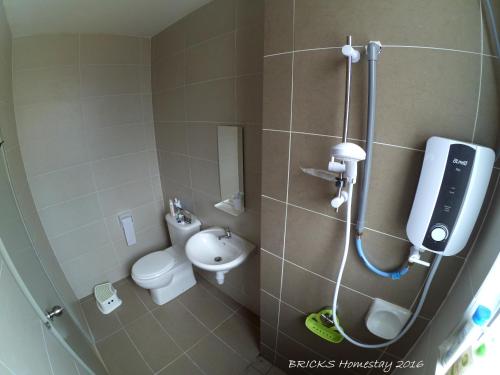 キャメロンハイランドにあるBricks Homestay @ Cameron Highlandsのシャワーとトイレ付きの小さなバスルーム