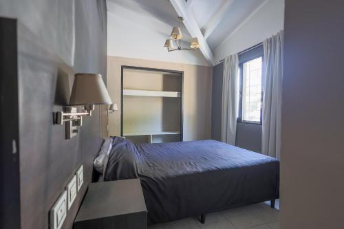 En eller flere senge i et værelse på AUREA HOTELES - Villa Carlos Paz