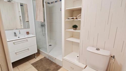 Et badeværelse på Cosy Place, Private Parking, 26 min to Paris