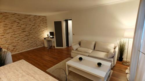 Et opholdsområde på Cosy Place, Private Parking, 26 min to Paris