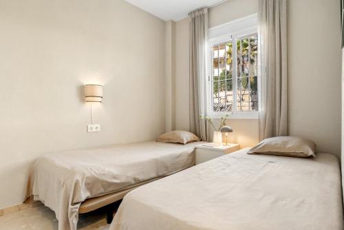 Postel nebo postele na pokoji v ubytování Riviera del Sol Calahonda Apartment