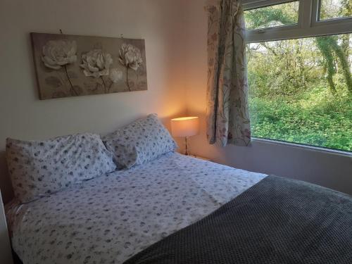 Postel nebo postele na pokoji v ubytování Cosy Cornish Family Getaway