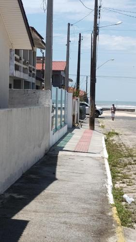 een stoep naast een huis en het strand bij Casa quadra mar in Arroio do Silva
