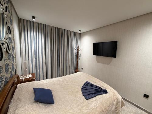 una camera da letto con un letto e una TV a schermo piatto di MetroSuite a Casablanca