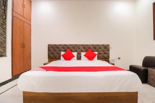 Postel nebo postele na pokoji v ubytování Hotel O Pratham Inn