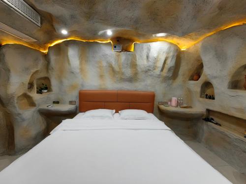 a bedroom in a cave with a bed and two sinks at Xinchen B&B in Ge Dao