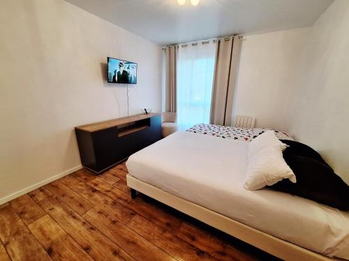 Giường trong phòng chung tại Studio ALPHA - 3min by train to Disneyland OR 30min walk - 5min walk to "Val d'Europe" train station