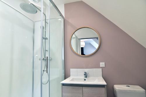 un bagno con doccia, lavandino e specchio di Les Trois Rois 6 - Centre Avranches ad Avranches