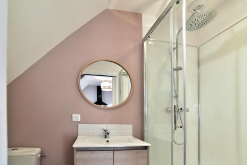 ein Badezimmer mit Waschbecken und Dusche in der Unterkunft Les Trois Rois 5 - Centre Avranches in Avranches