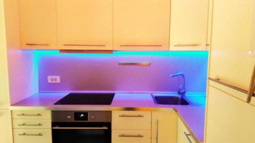 una cucina con piano di lavoro viola e lavandino di Bahnhofstrasse a Klagenfurt