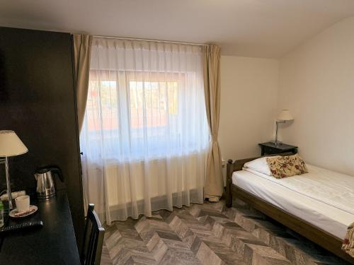 En eller flere senge i et værelse på HOTEL ARKA