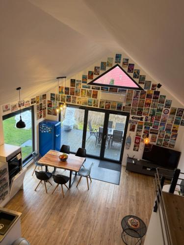 un salon avec une table et des chaises en bois dans l'établissement BananaHouse, à Kruszwin