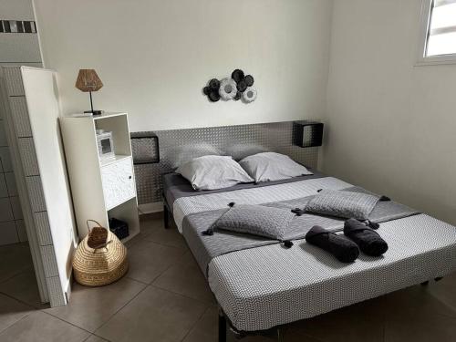 een slaapkamer met een bed met handdoeken erop bij Ti Kaz Lol in Saint-Paul