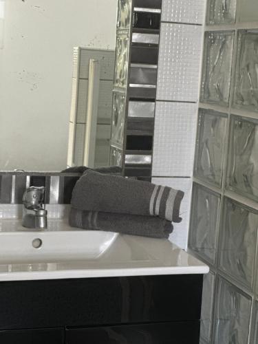 een handdoek bovenop een wastafel bij Ti Kaz Lol in Saint-Paul