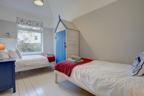 En eller flere senge i et værelse på Sunny View by Winterton Cottages