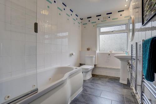 Et badeværelse på Sunny View by Winterton Cottages