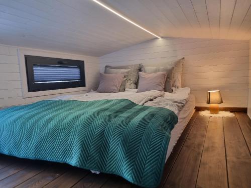 En eller flere senge i et værelse på Zajazd Józef Tiny House