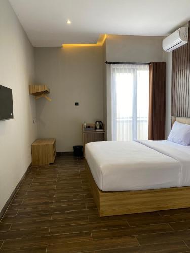 een slaapkamer met een groot bed en een raam bij Moonstone in Bandung