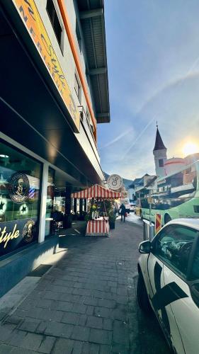 una strada con un edificio e un'auto parcheggiata fuori di SCHILLING stay&more a Wörgl