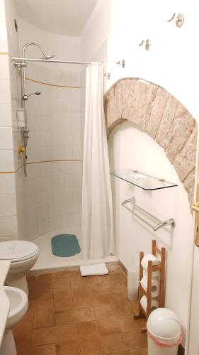 Et badeværelse på All'Ombra di Santa Chiara, 140mq, 3 camere, Idromassaggio - Novità da MyAssisiSuite - Mówimy po polsku