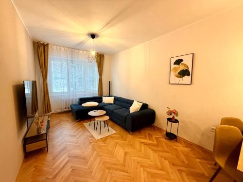 een woonkamer met een bank en een tafel bij Ravine Apartments - Parking in Brno