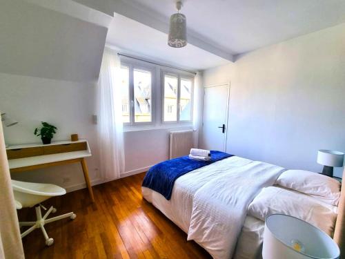 ein Schlafzimmer mit Bett, Schreibtisch und Fenster in der Unterkunft Emeraude du centre Elbeuf Confort et Elegance in Elbeuf
