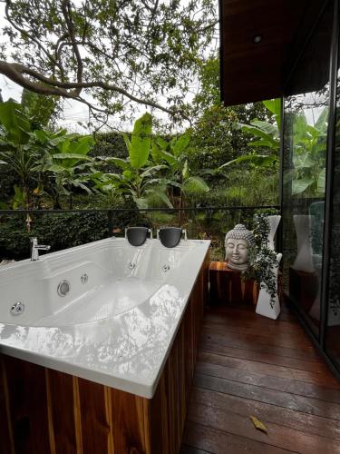 een badkamer met een bad en een tuin bij Idílico Glamping in Barbosa