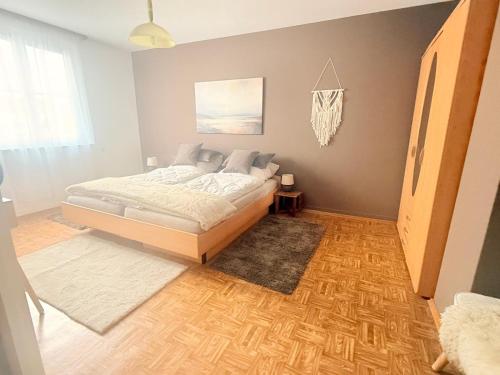 a bedroom with a bed and a wooden floor at SeeNah in Niederdorla