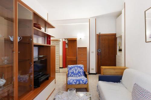 un soggiorno con un divano e una TV di La casetta di Hiba a Diano Marina