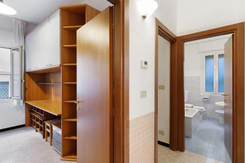 un bagno con un water e un lavandino di La casetta di Hiba a Diano Marina