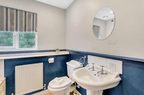 Koupelna v ubytování Surrey 4 5bd Home Ideal for Families Groups Sleep8