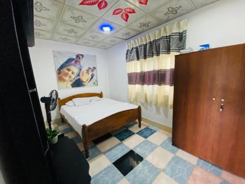 een kleine kamer met een bed en een muur bij Dula Guest Home - Tangalle in Tangalle