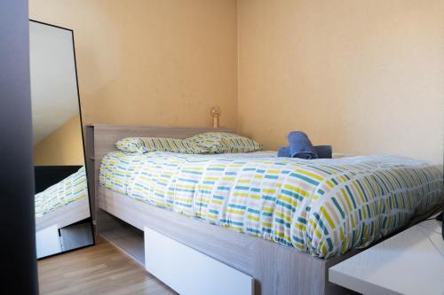 En eller flere senge i et værelse på Appartement proche des bords de Marne