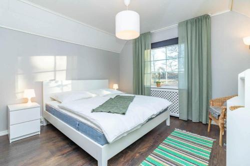 een slaapkamer met een wit bed en een raam bij DAL914-Dals-Langed-Dingelvik-Oestra-Mon-30 in Dingelvik