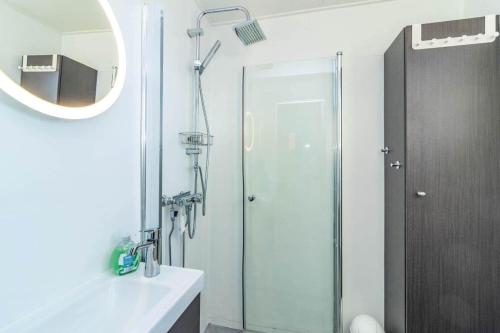 een badkamer met douche, wastafel en spiegel bij DAL914-Dals-Langed-Dingelvik-Oestra-Mon-30 in Dingelvik
