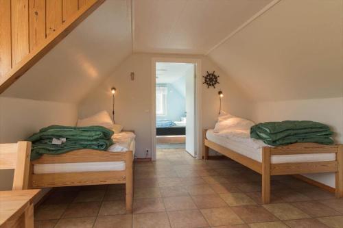 una camera mansardata con 2 letti e una scala di BLE936-Braekne-Hoby-Jaernaviksvaegen-18 a Bräkne-Hoby