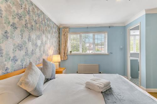 Postel nebo postele na pokoji v ubytování Surrey 4 5bd Home Ideal for Families Groups Sleep8