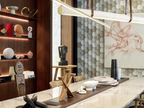 een kamer met een tafel met een aantal artikelen erop bij L'Esquisse Hotel & Spa Colmar - MGallery Collection in Colmar