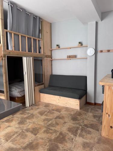 een kamer met een bed en een stapelbed. bij Résidence Le Georgina in Cauterets