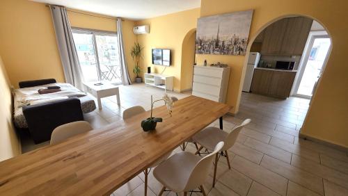 Spacious Lightflooded 2BR Apt / Near Center & Harbour