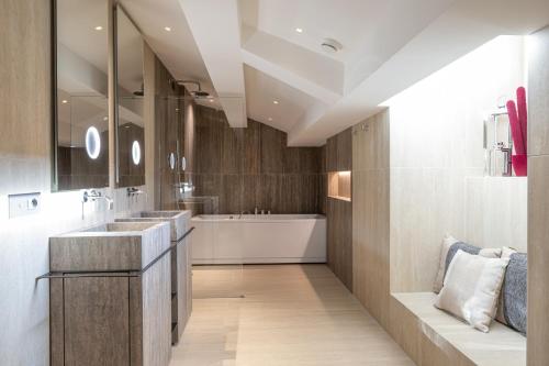 a bathroom with two sinks and a tub at Palazzo 4 Fontane 12 in Rome