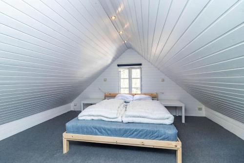 ein Schlafzimmer mit einem Bett auf einem Dachboden in der Unterkunft KRO958 Hamneda - Torsgård 2 in Traryd