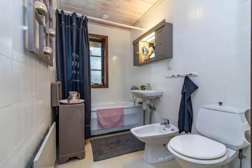 Et badeværelse på JON872-Hjaeltevad-Hasselvaegen-2