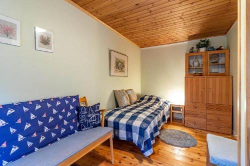 una camera da letto con un letto e un soffitto in legno di KRO892-Hallaryd-Kalvshult-2532 a Kalvshult