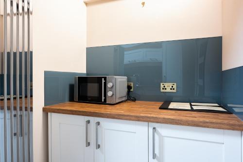 een magnetron op een aanrecht in een keuken bij Museum Residence Oxford in Oxford