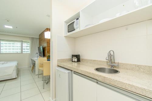 une cuisine avec un évier et un plan de travail dans l'établissement BSB STAY Flats Particulares - Fusion, à Brasilia